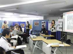 総会ではスタッフが写真を交えて活動の様子を詳しく説明しました 総会ではスタッフが写真を交えて活動の様子を詳しく説明しました