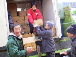 石巻市の鹿妻小学校での支援物資配布の様子