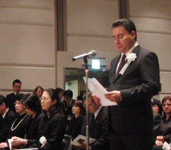 弔辞を読むアリ・ババジャン閣下