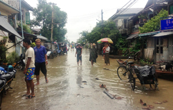 水が流れるパアン市街地の道路