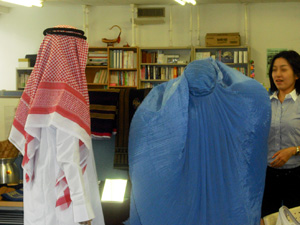 各国の民族衣装にレッツトライ! 各国の民族衣装を試着する参加者