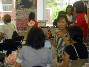 どのビールがお好みですか? 各国のビールを味わう参加者たち