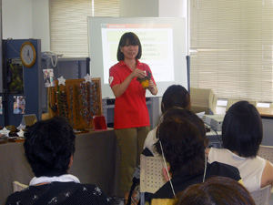 堀越が手にしているのは本物の不発弾です 地雷や不発弾の恐ろしさについて語る堀越