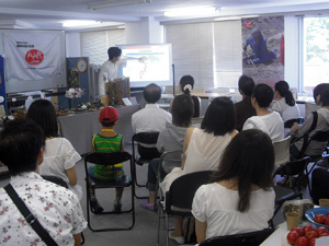 多くの皆さんが熱心に耳を傾けてくださいました パキスタン洪水支援のミニ活動報告会の様子