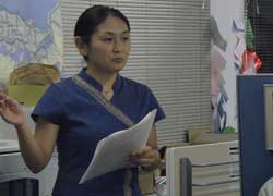 色鮮やかな青色です 色鮮やかなミャンマーの伝統的な衣装を着る久保田和美