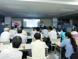 豊富な写真と映像で被災地のことを伝えました 豊富な写真と映像で被災地のことを伝えました