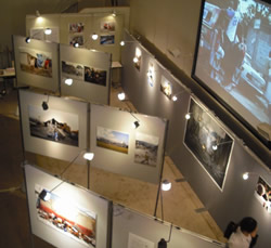 写真展の様子 会場には約30点の写真が展示されました