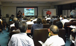 報告会の会場の様子 報告者からは写真やビデオを交えて報告が行われました