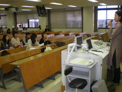 控え目に後方から席が埋まりました・・・ 立命館大学のホールで講演する野際紗綾子
