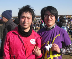 難民を助ける会のロゴとサニーちゃんを背負って完走しました 無事完走した川邉と杉澤