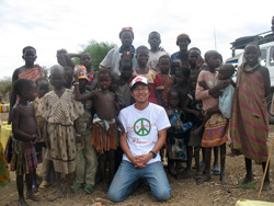 この子どもたちが新しい国を作ります スーダン南部の子どもたちと角谷亮(中央)