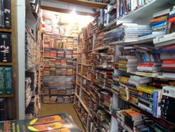 英語の本もたくさんあります イスラマバードの古本屋さん