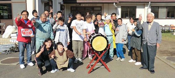 太鼓を囲んで記念写真
