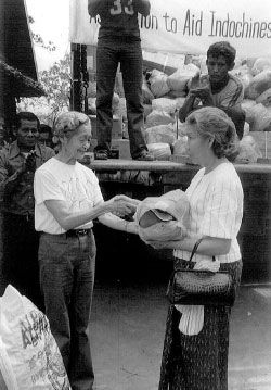 難民キャンプで支援物資を渡す相馬雪香