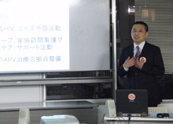 約4年にわたり担当しているザンビアについて熱く語る坪井ひとし ザンビアの生活やエイズ問題の現状を伝える坪井ひとし