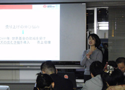 駐在1年目の新鮮な経験を交えて報告する山井美香 子どもたちの通う学校の様子など、動画も交えて紹介する山井美香