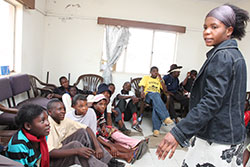 中学校のエイズ対策クラブの生徒たちへ研修するAARスタッフのシャロン・バンダ