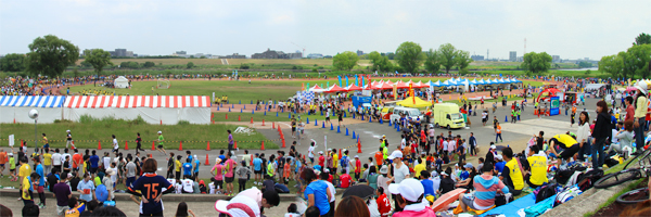 大勢の出場者が集まった会場の風景