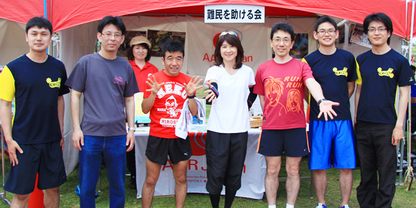 AARの参加者と谷川真理さんらで記念写真