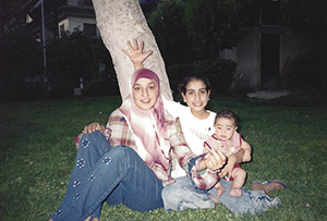 公園で遊ぶムナさんと姉