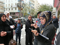 リストを確認するムナさん