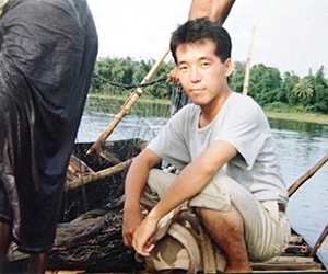 村人と船に乗って漁をする協力隊時代（1997年、バングラデシュ）