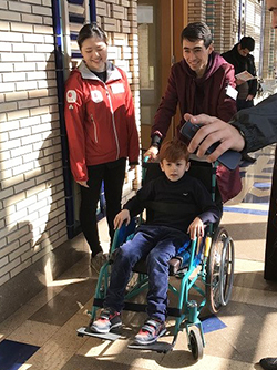 AARの車いす体験に参加する子ども