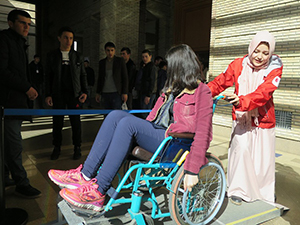 AARの車いす体験を行う参加者をサポートする学生