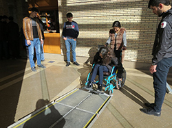 車いすで上り坂に挑戦する参加者