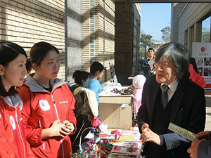 AARブースを訪れる北岡大使