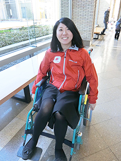 車いすに乗るAARの山根利江