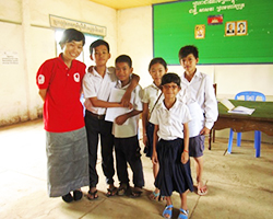 向井駐在員と、活動地の学校の児童たち