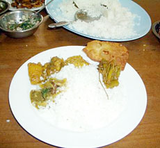 お皿に盛ったご飯とカレー お皿に盛ったご飯とカレー