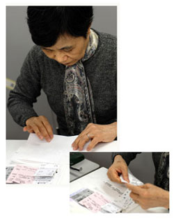 領収書のチェックをするボランティアさん 領収書のチェックをするボランティアさん