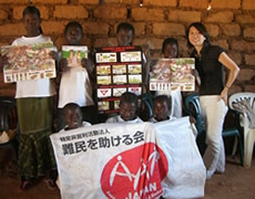 地雷回避教育の資料を持つ子ども達 地雷回避教育の資料を持つ子ども達