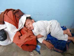 子どもには過酷な環境だ 簡易診療所内で診察を待つ子ども