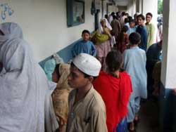 簡易診療所で診察を待つ患者の列 簡易診療所で診察を待つ患者の列