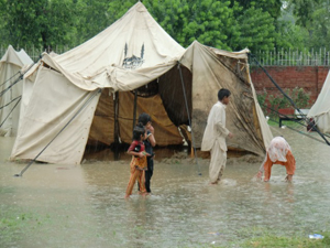 テントも水浸しになり途方に暮れる人々 テントも水浸しになり途方に暮れる人々
