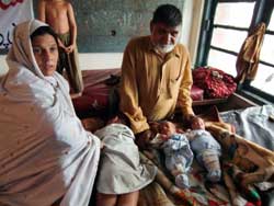 生まれたばかりの双子を抱えて行き場を失ったフマユーンさん一家 生まれたばかりの双子を抱えて行き場を失ったフマユーンさん一家