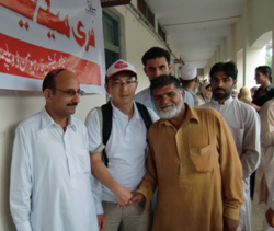 一刻も早い支援が必要です 現地団体NCHDのメンバーと大西清人