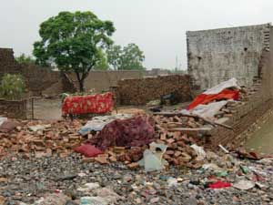 洪水の威力のすごさを物語る 崩壊した建物がならぶ