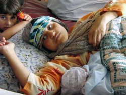 診察を受ける被災者の女性と生まれたばかりの赤ちゃん