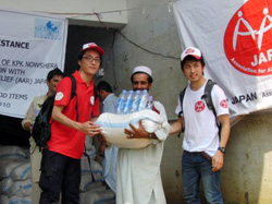 被災者に支援物資を渡す杉澤（左）と川邉（右）