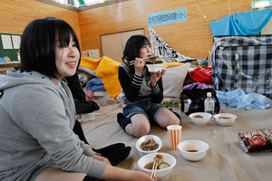 歌津中学校で炊き出しを食べる子どもたち