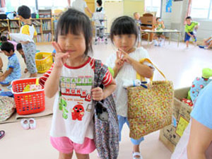 バッグを手にポーズをとる幼稚園の女の子二人