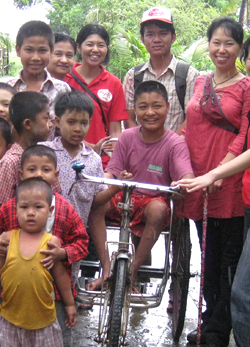 ナイン・ナイン・ワンくんと子どもたち、ミャンマー事務所駐在員の林早苗、北朱美、現地スタッフのチャン・ミー・アウン
