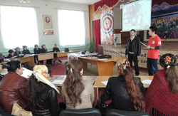 タジキスタンの学校での説明会