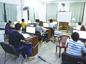 2010年に新設されたコンピューターコースの生徒たち。夜の自習時間も使い、寸暇を惜しんで勉強に励んでいます