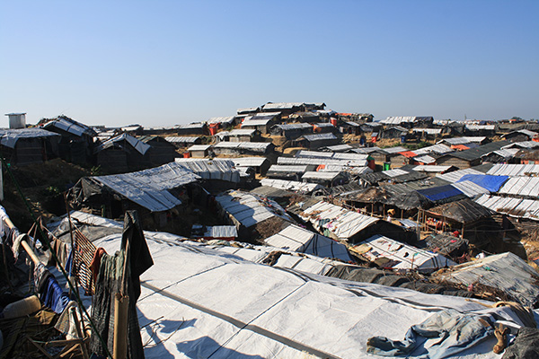 避難民キャンプの様子。ほぼ全世帯が、雨風すらしのげない竹やビニール袋で作られたテントで生活しています