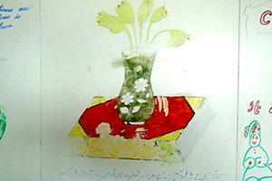 花瓶に5輪の花が指してある　花瓶は綺麗な赤い敷物の上に置いてあり、綺麗に飾りつけされている様子が伝わってくる